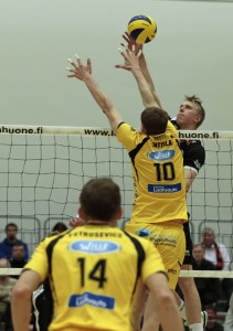 Tuomas Koppanen hyökkäämässä kaudella 2013-2014 ottelussa Hurrikaania vastaan