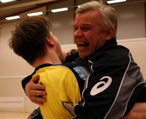 Jukka Vehviläinen valmentaja Hannu Uusitalon hellässä syleilyssä
