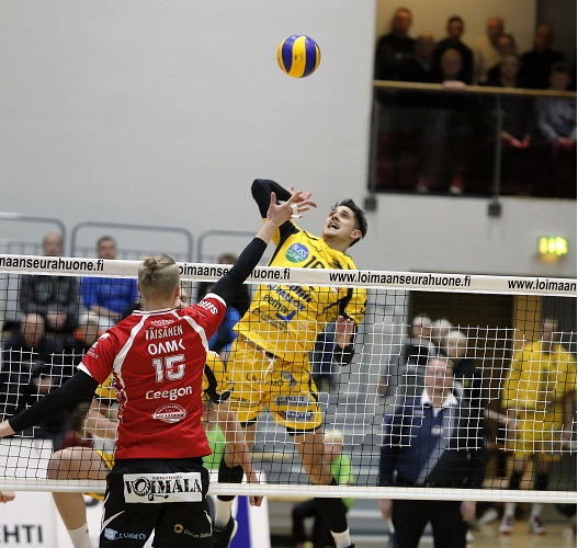 Luke Smith oli kentän hahmo. Yleispelaaja iski palloa ihan omista korkeuksistaan.