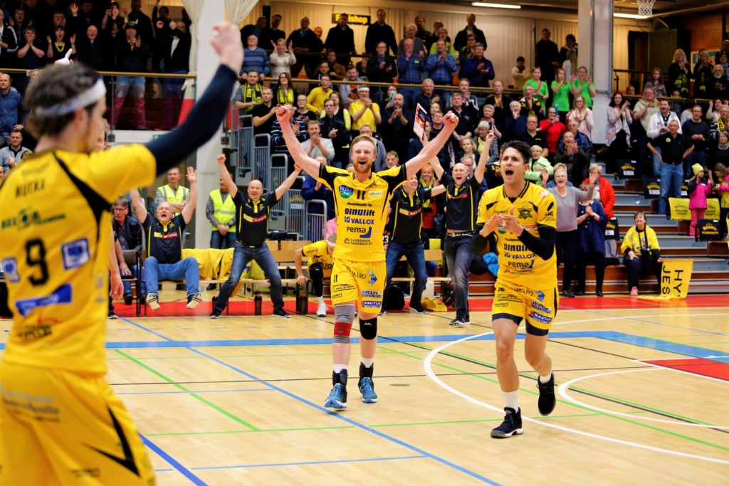 Tomi Mutka päätti ottelun ja mm. fysioterapeutti oli innoissaan voitosta. 